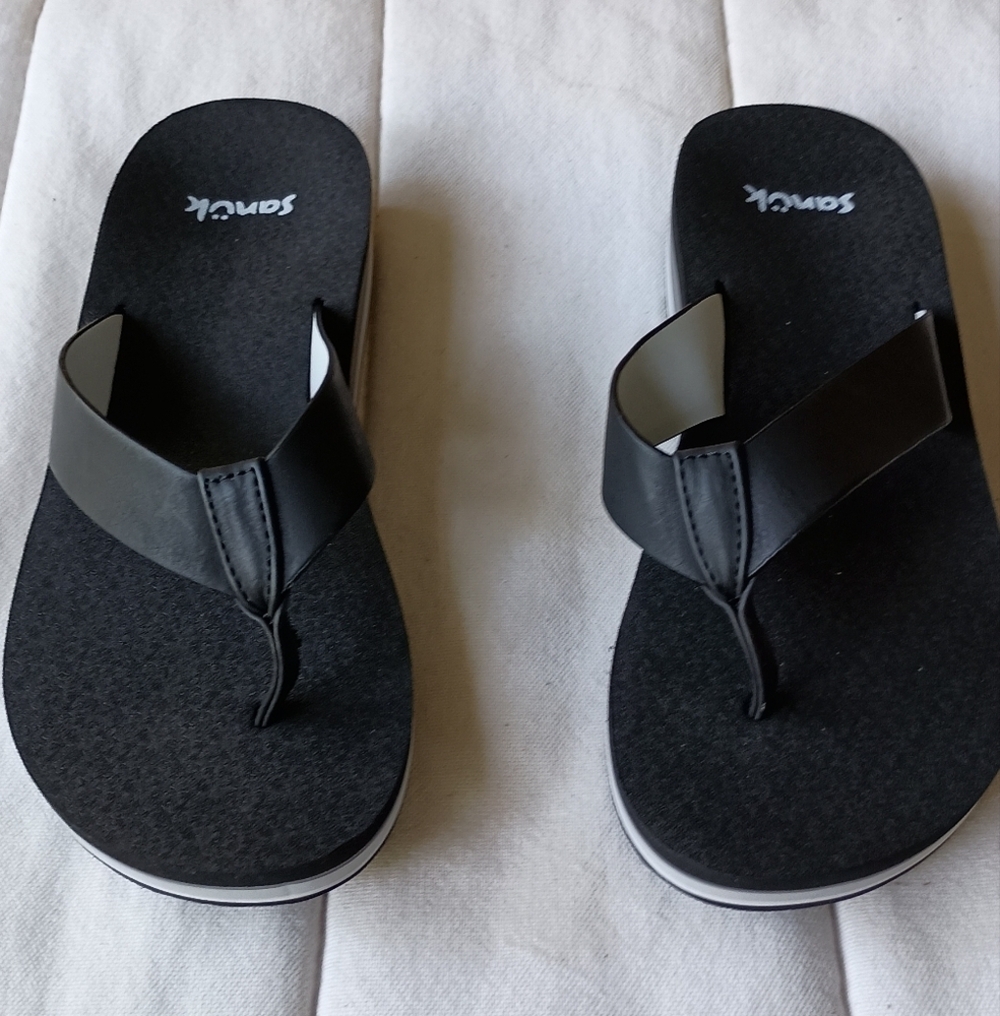 NWOT Sanuk Black Flip Flop Sandals with White Soles_8